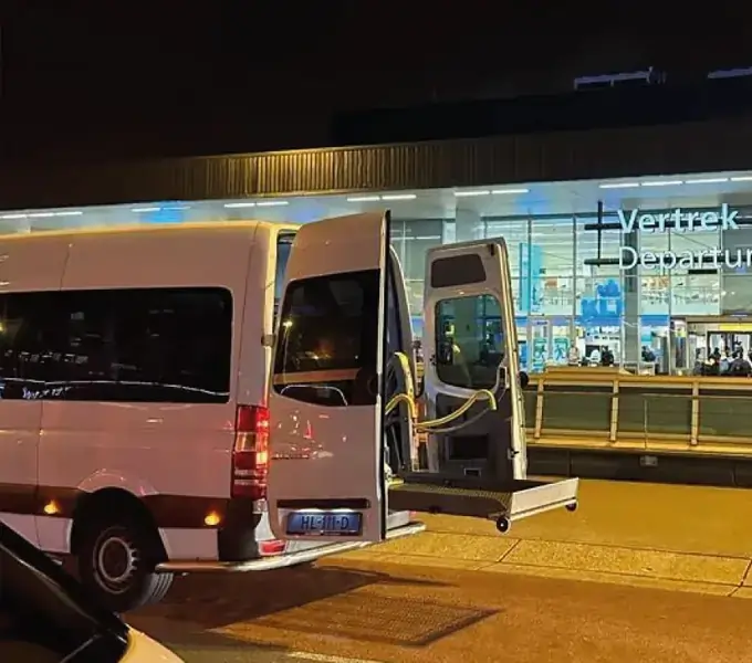 Rolstoelbus bij Schiphol voor reizigers uit Uden